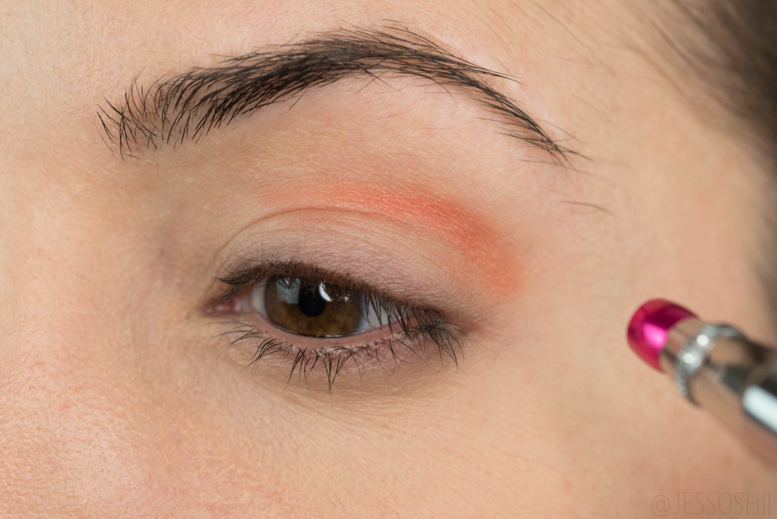 how to apply airbrush eyeshadow